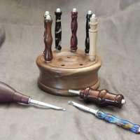 Bert-Tate-Crochet-Hooks-Various-wWalnut-Stand
